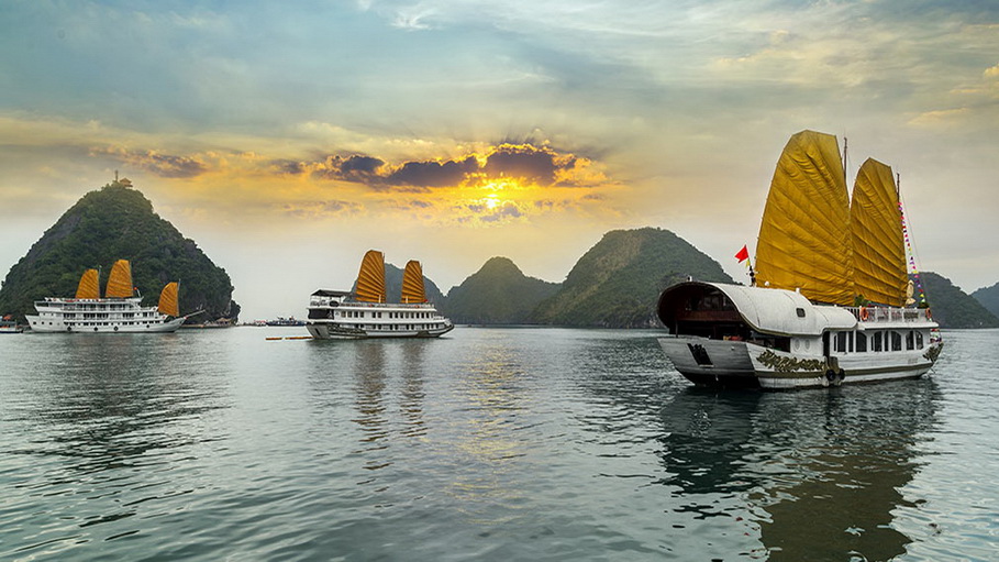 https://fotos.hellotrip.es/vietnam/Vietnam_Tonkin_Bahia_Halong_barco_crucero.jpg
