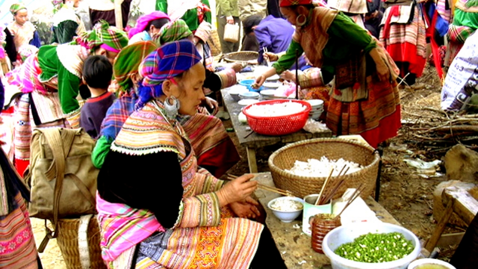 /vietnam/vietnam-sapa-mercado-coc-ly-mostrador-colores.jpg